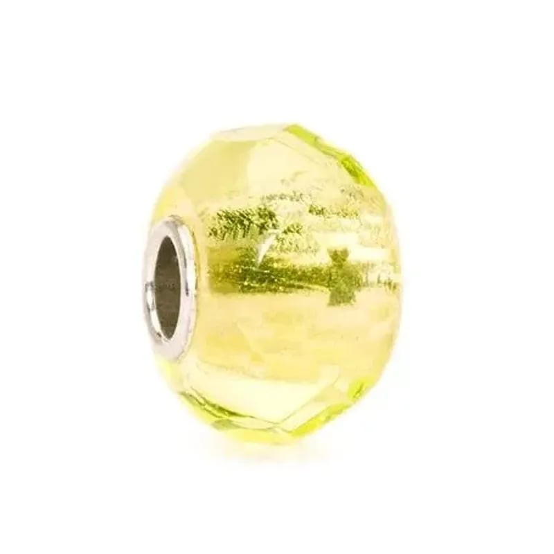 Perle Trollbeads Prisme citron en verre facetté vert lime, âme en argent sterling, vue de côté sur f