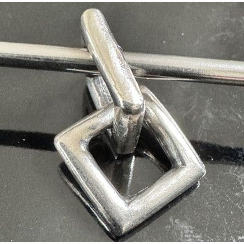 Charm Trollbeads Cadre Carré Argenté en argent sterling 925, mis en scène dans une ambiance élégante