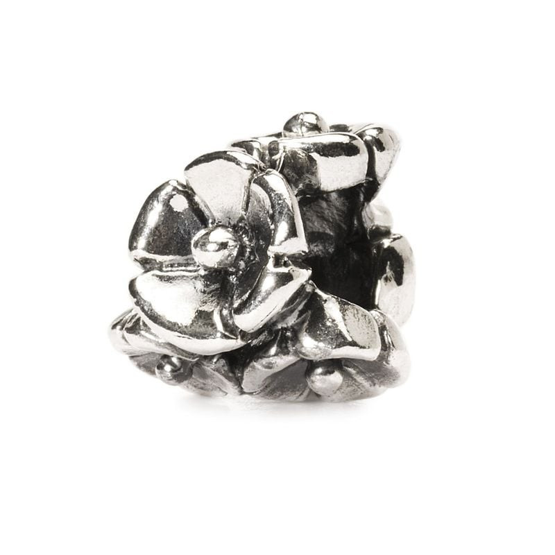 Perle à breloque Trollbeads Myosotis en argent sterling avec bouquet de myosotis détaillé sur fond b