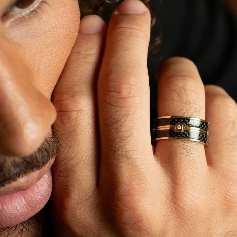 Homme portant la bague PHEBUS Diamant en acier doré et fibre de carbone au doigt, vue rapprochée lif