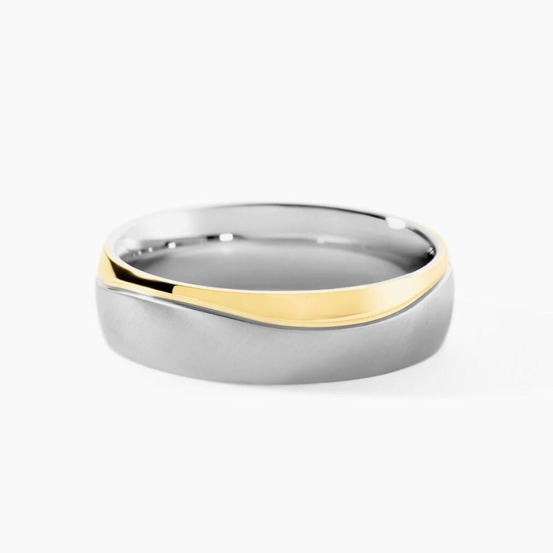 Bague Vito Jourdan pour homme bicolore en acier inoxydable brossé avec bande PVD dorée polie, vue à 