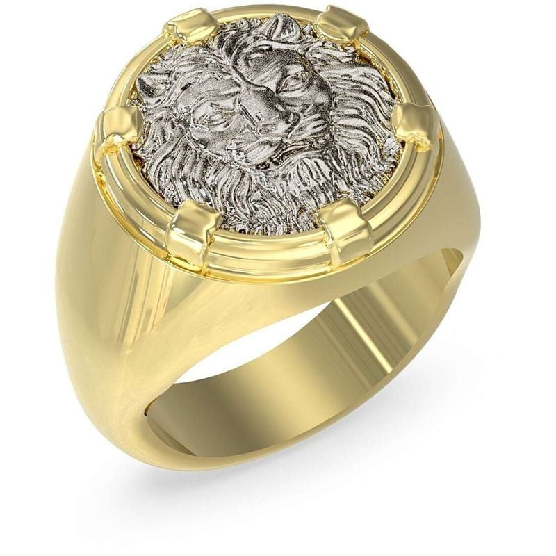 Gros plan sur la Bague GUESS Lion Legacy Tête de Lion Acier Doré Argenté, montrant les détails cisel