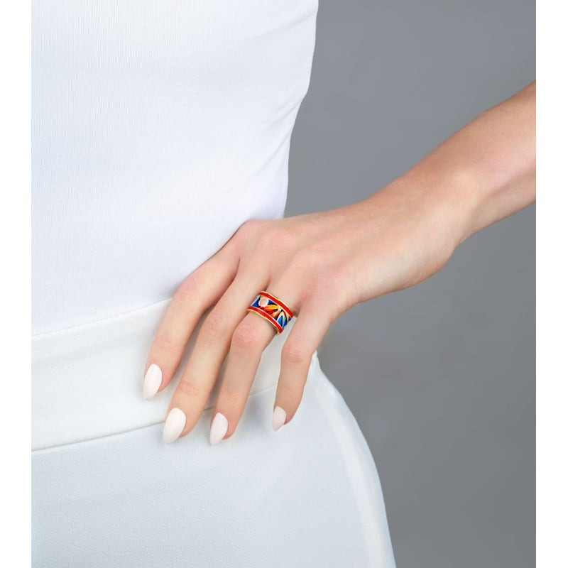Main d'un mannequin avec manucure nude portant la bague FREY WILLE Diva ¡VIVA LA VIDA! en émail, ten
