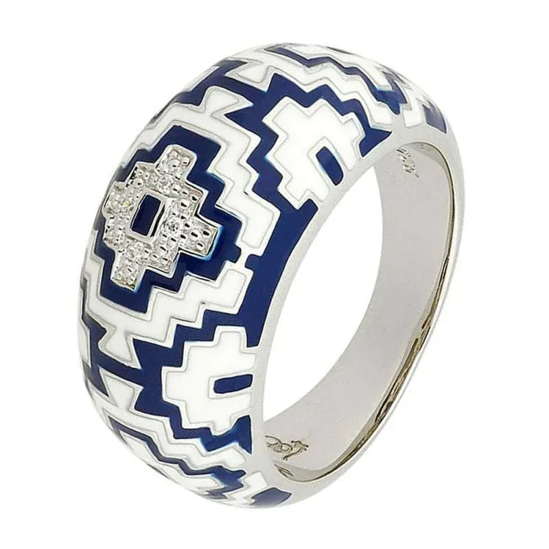 Gros plan sur la Bague Una Storia Aztec argent, motif géométrique bleu et blanc, argent 925 rhodié.