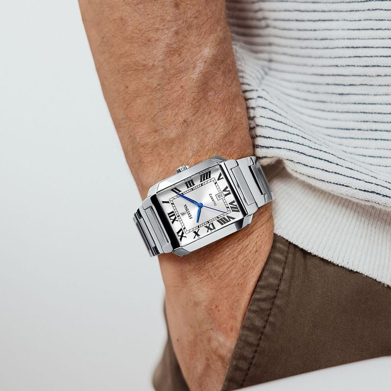 Montre FESTINA On the Square à bracelet acier argenté portée au poignet, style urbain élégant
