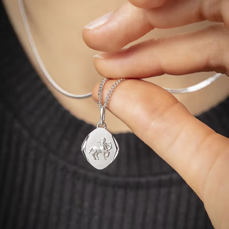 Pendentif zodiaque Robbez Argent Sagittaire argent 925/000 porté en lifestyle, éclat discret et styl