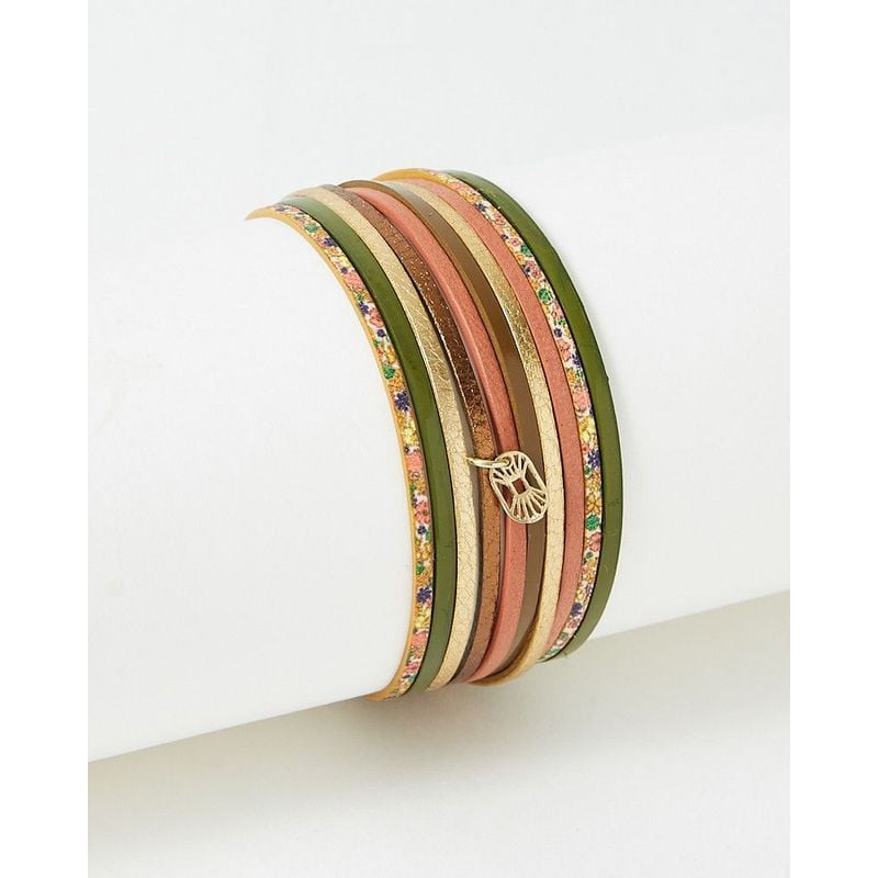 Bracelet manchette doré à liens superposés en cuir vert olive, rose et fleuri avec breloque oiseau