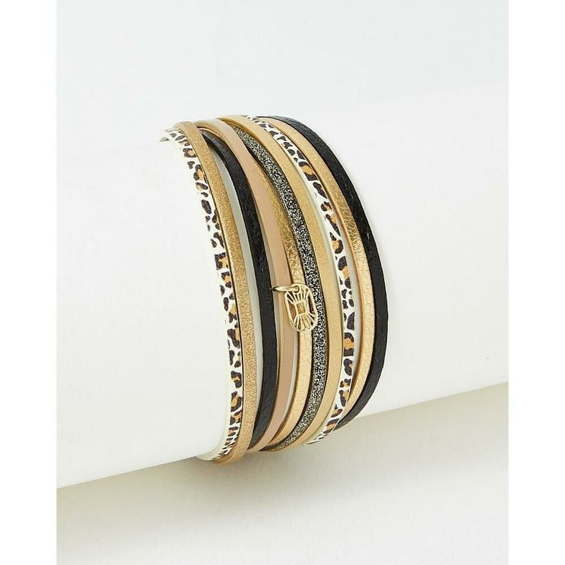 Bracelet multi-rangs en cuir imprimé léopard noir, finitions dorées, sur fond blanc
