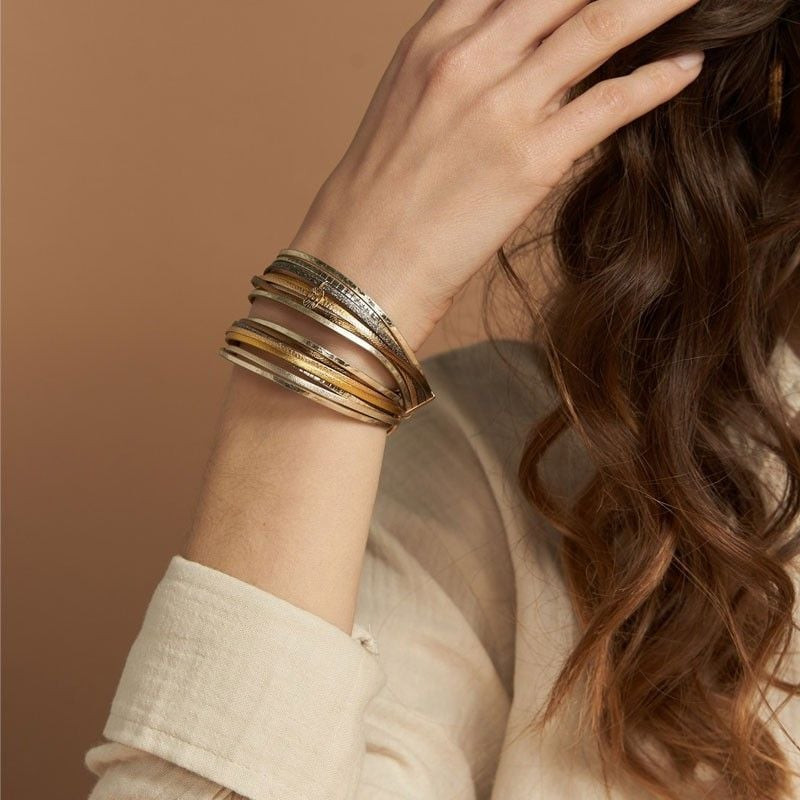 Bracelet double tour FLOWERS FOR ZOÉ cuir doré porté au poignet, look lifestyle raffiné.