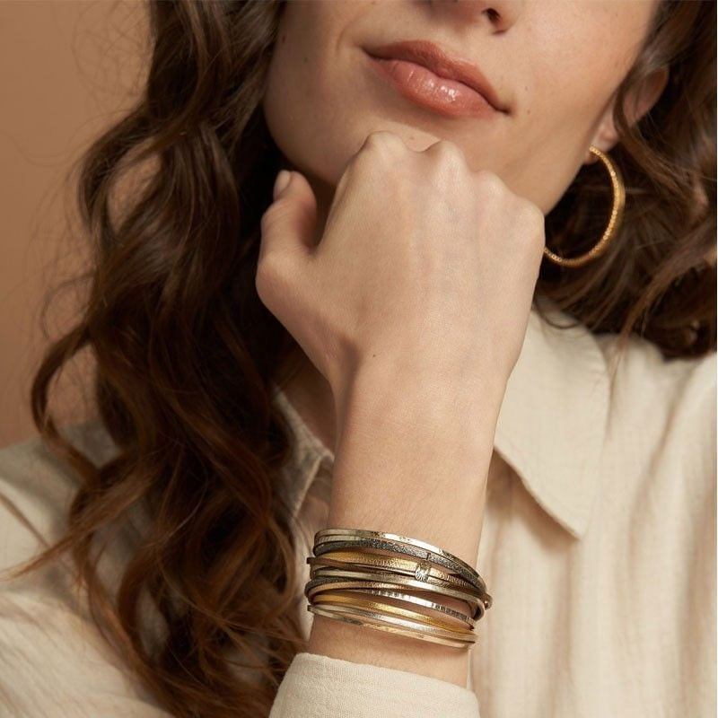 Bracelet double tour FLOWERS FOR ZOÉ cuir doré porté au poignet, style lifestyle élégant
