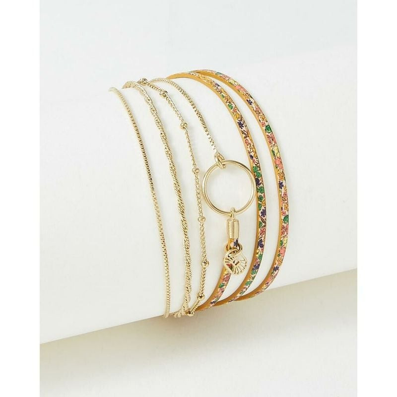 Bracelet trèfle Flowerprint doré avec chaînes fines, bandes émail floral et breloque coquillage sur 
