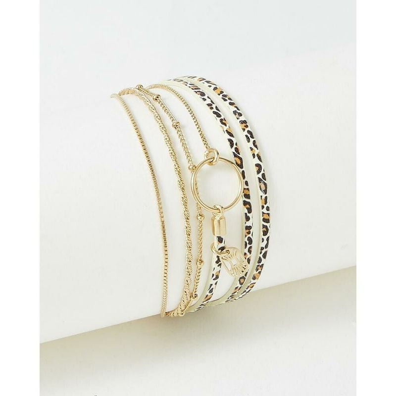Bracelet à chaîne doré avec lanières en cuir blanc imprimé léopard enroulées autour d'un cône de pré
