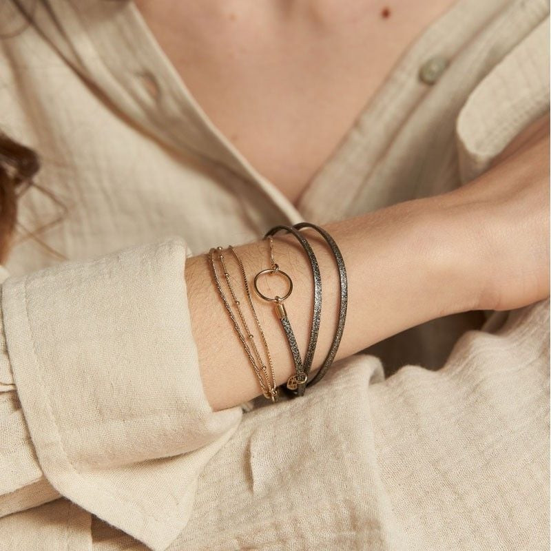 Modèle portant le bracelet Clover Noir Sparkling de Flowers for Zoé au poignet avec une chemise en l