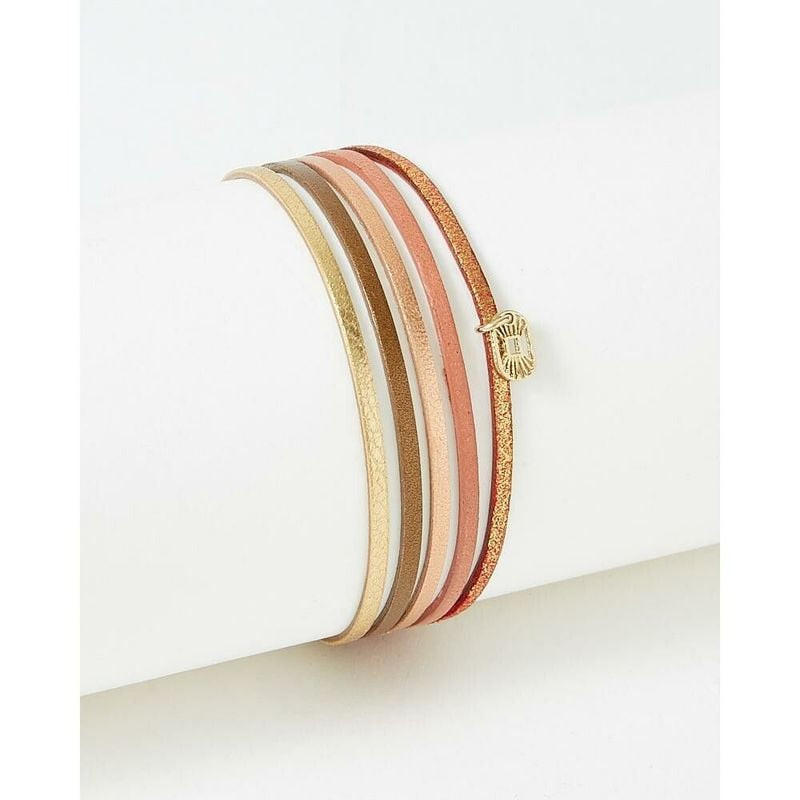 Bracelet en cuir à cinq rangs aux tons dorés, cuivrés et irisés avec breloque gravée dorée sur fond 