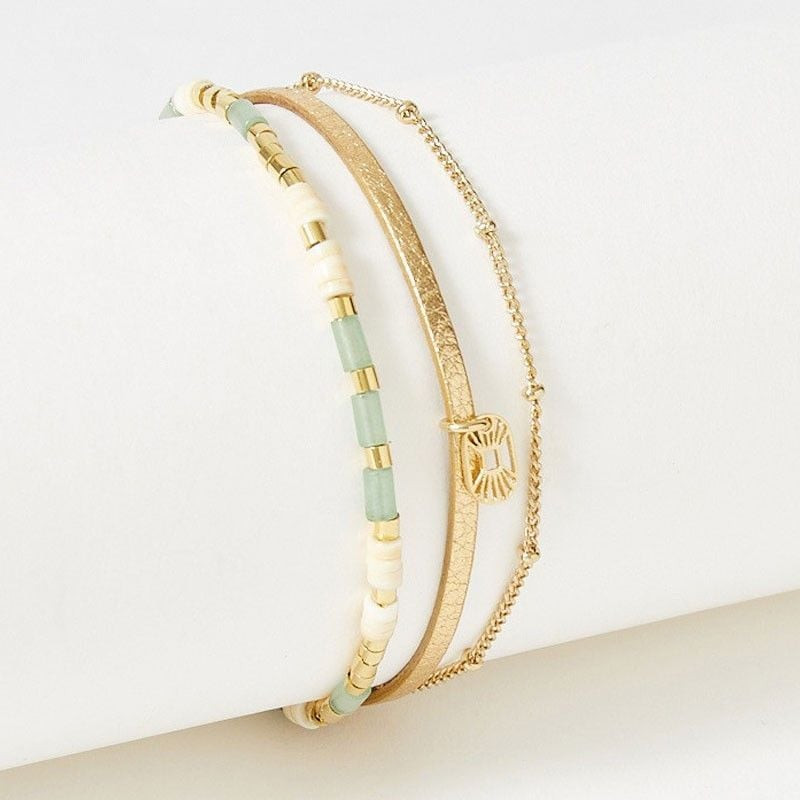 Bracelet trois rangs FlowersforZoé Appoline en cuir doré, perles de jade et nacre sur présentoir bla