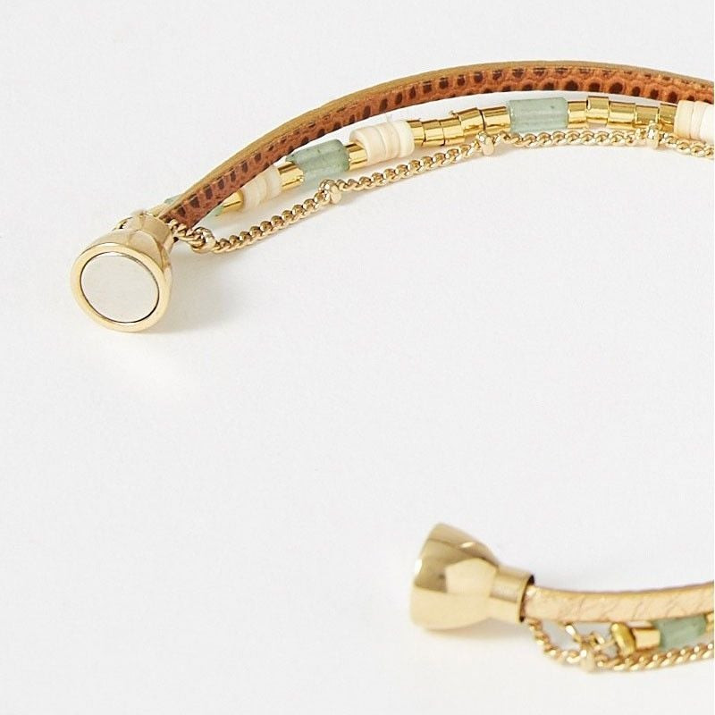 Gros plan sur le fermoir magnétique doré et le cuir marron du bracelet Appoline en jade et nacre