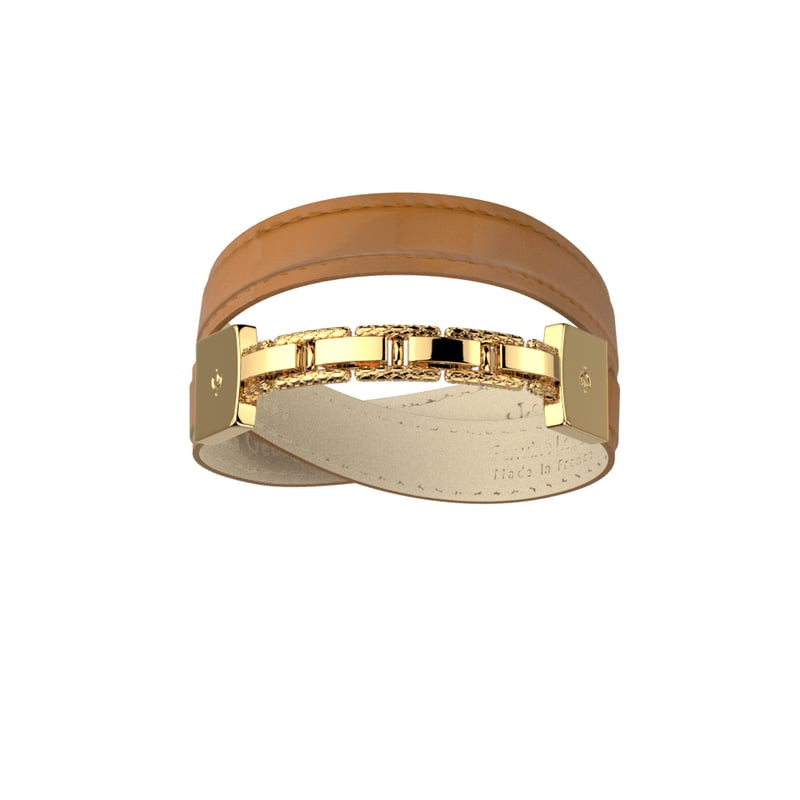 Gros plan du bracelet double tour en cuir camel montrant le mécanisme du fermoir doré