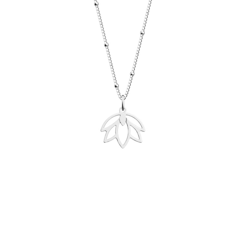 Collier pendentif lotus argenté Les Georgettes, motif floral ajouré et chaîne perlée sur fond blanc