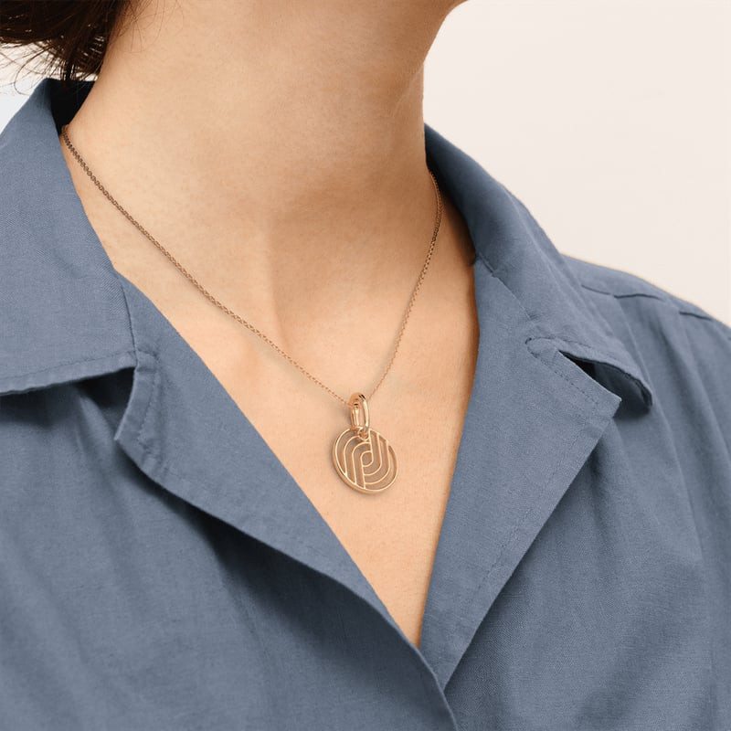 Femme portant le collier Les Georgettes Moderne doré avec pendentif ajouré de 20 mm sur une chemise 