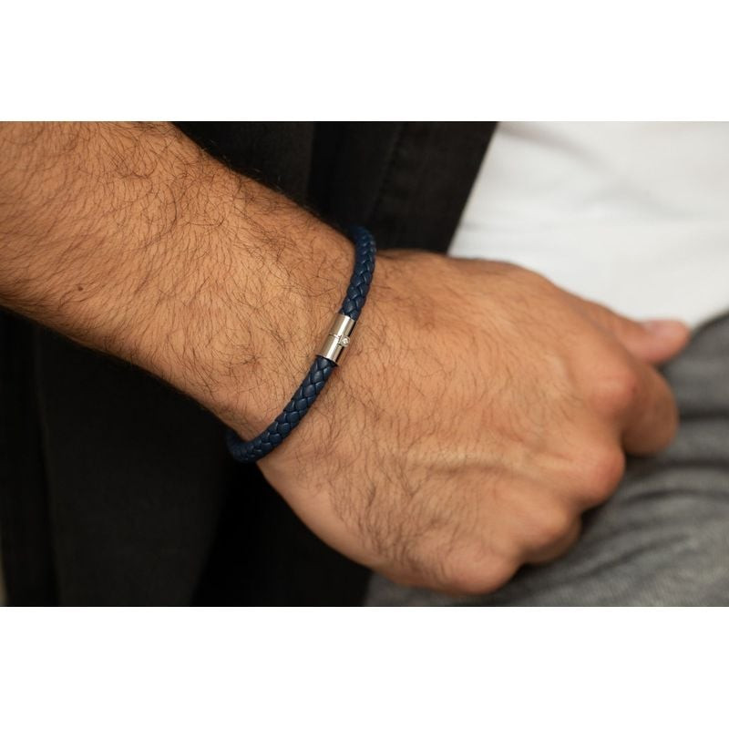 Bracelet Phebus en cuir bleu porté au poignet d'un homme, montrant fermoir magnétique en acier avec 