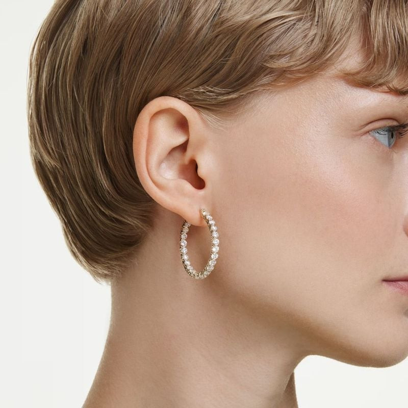 Boucles d'Oreilles Créoles Swarovski Matrix Cristaux Blancs Doré portées en lumière naturelle