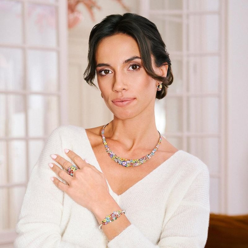 Bague Una Storia Madeira fleur argent 925/000 portée en lifestyle, émail coloré et zirconiums