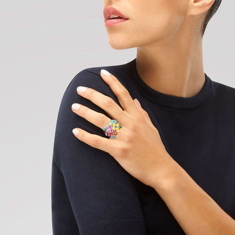 Bague Una Storia Madeira fleur argent 925/000 portée en extérieur, élégance naturelle