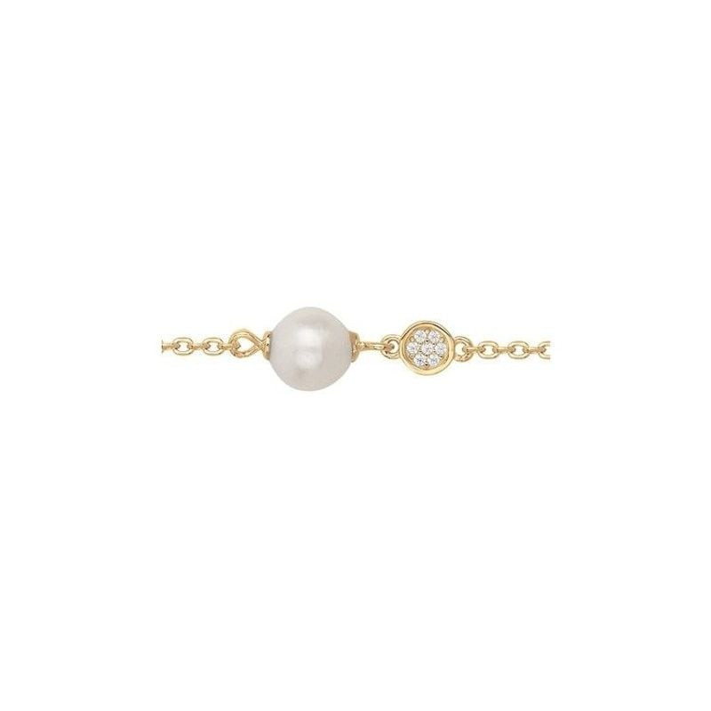 Gros plan sur une perle d'eau douce blanche de 8 mm et un chaton doré serti de zirconium blanc sur c