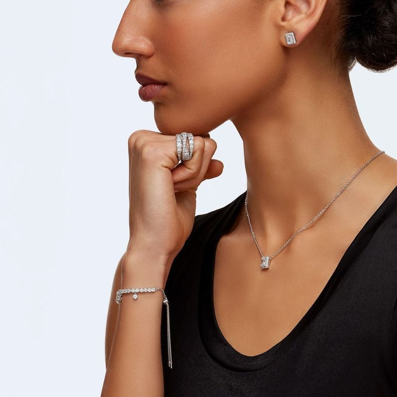 Bague Swarovski Hyperbola Cristal Blanc Argenté portée en soirée, éclat spiralé et zircons étincelan