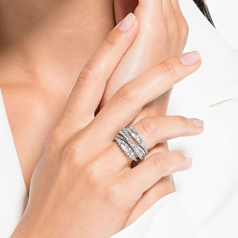 Bague Swarovski Hyperbola Cristal Blanc Argenté portée en bijou élégant au quotidien