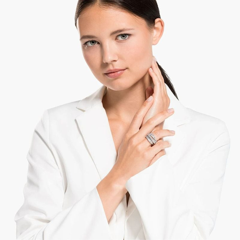 Bague Swarovski Hyperbola Cristal Blanc Argenté portée à une soirée élégante, éclat scintillant