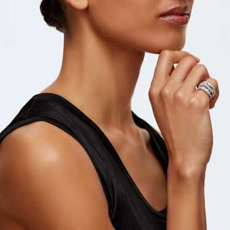 Bague Swarovski Hyperbola Cristal Blanc Argenté portée en bijou de soirée élégant