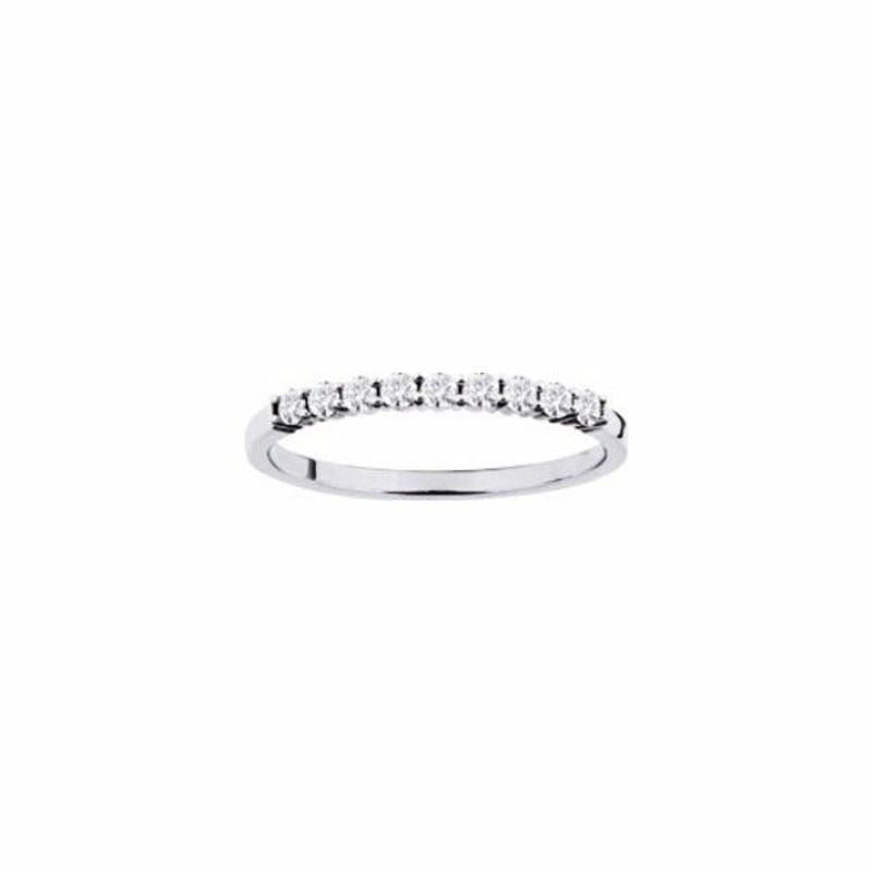 Bague alliance demi-tour en or blanc avec oxydes de zirconium sertis à griffes sur anneau fin poli