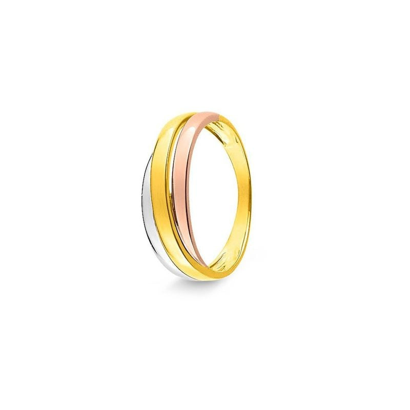 Vue inclinée de la bague tricolore en or 9 carats montrant les anneaux polis en or jaune, rose et bl