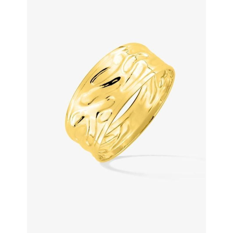 Gros plan incliné d'une large bague martelée en or jaune 9 carats, surface texturée et réfléchissant