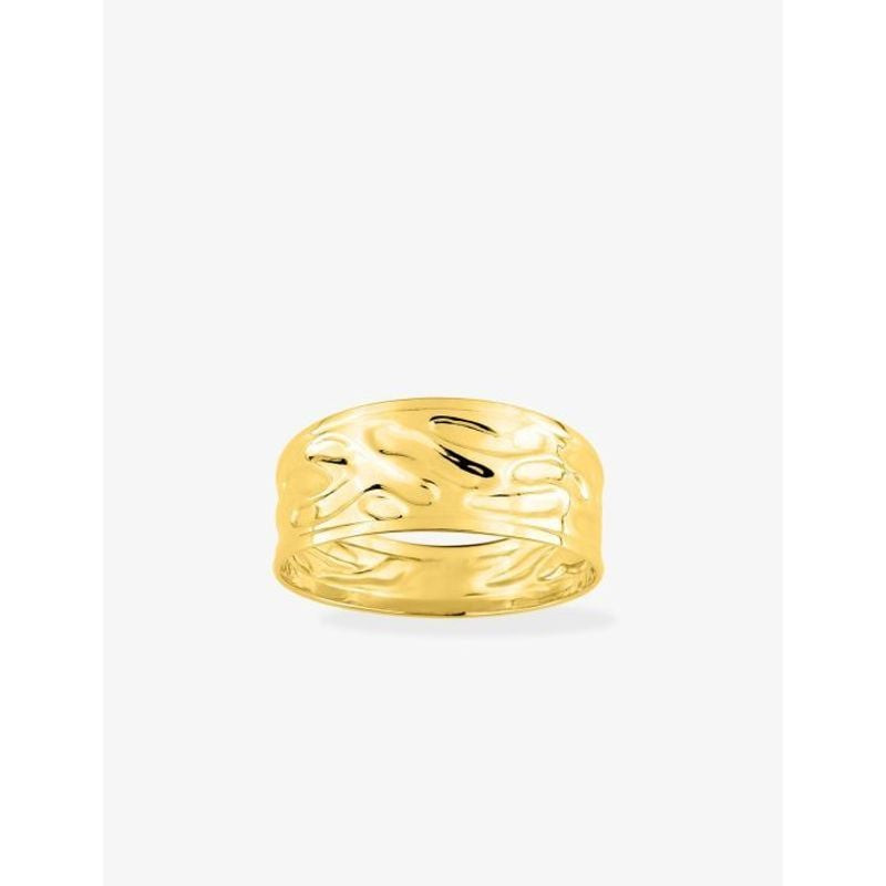 Vue de face d'une large bague martelée en or jaune 9 carats sur fond blanc, montrant toute sa bande 