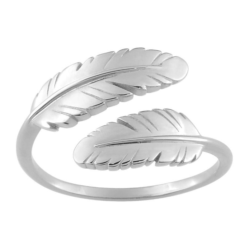 Bague ouverte en argent avec deux motifs de plume polis et design croisé sur fond blanc.