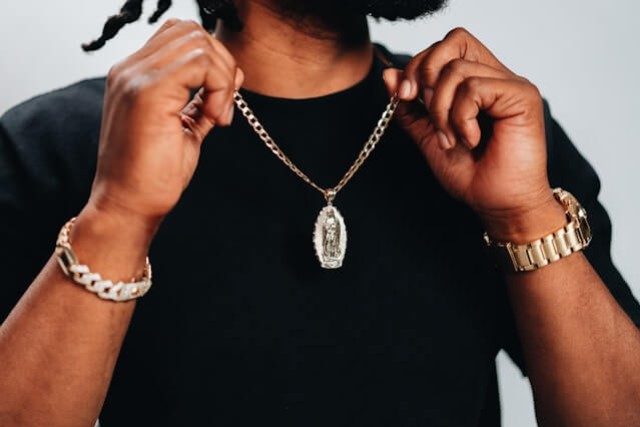 Quels sont les bijoux pour homme les plus tendance ?